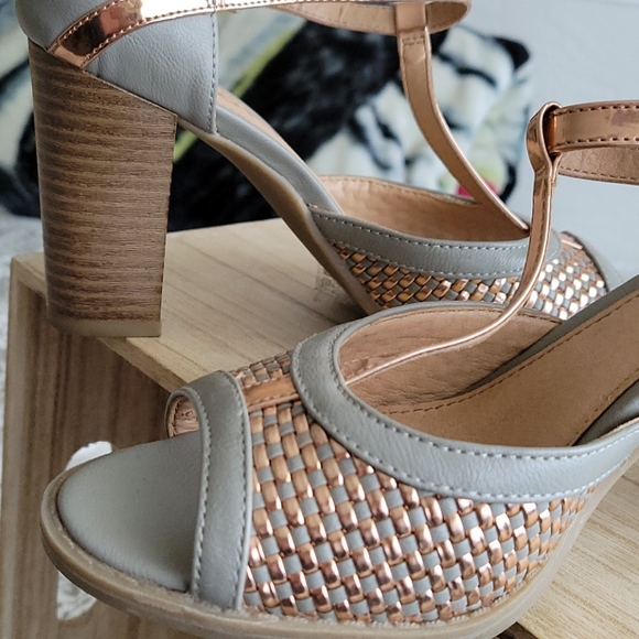 Report Open-Toed T-Strap Sandals - Picture 6 of 7